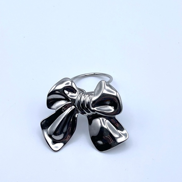 VINTAGE 1980S SILVER TONE SCARF CLIP TIED BOW 1.5" - Picture 1 of 2
